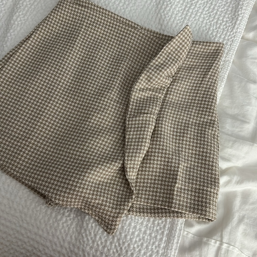 Tan/Cream Houndstooth Skort - Picture 2 of 7